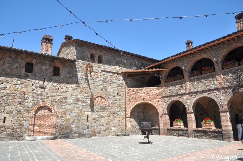 Castello Di Amorosa: каменный двор с арками и кирпичными печами
